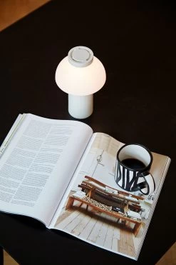 Hay Pc Portable Table Lamp, Creamy White -Het tijdperk van Lamp. hay pc portable table lamp 38