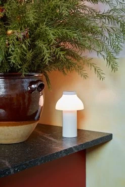 Hay Pc Portable Table Lamp, Creamy White -Het tijdperk van Lamp. hay pc portable table lamp 41