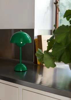 &Tradition Flowerpot VP9 Table Lamp Portable, Signal Green -Het tijdperk van Lamp. tradition flowerpot vp9 tafellamp draagbaar 72